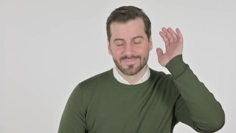 hombre escuchando cuidadosamente, pantalla blanca