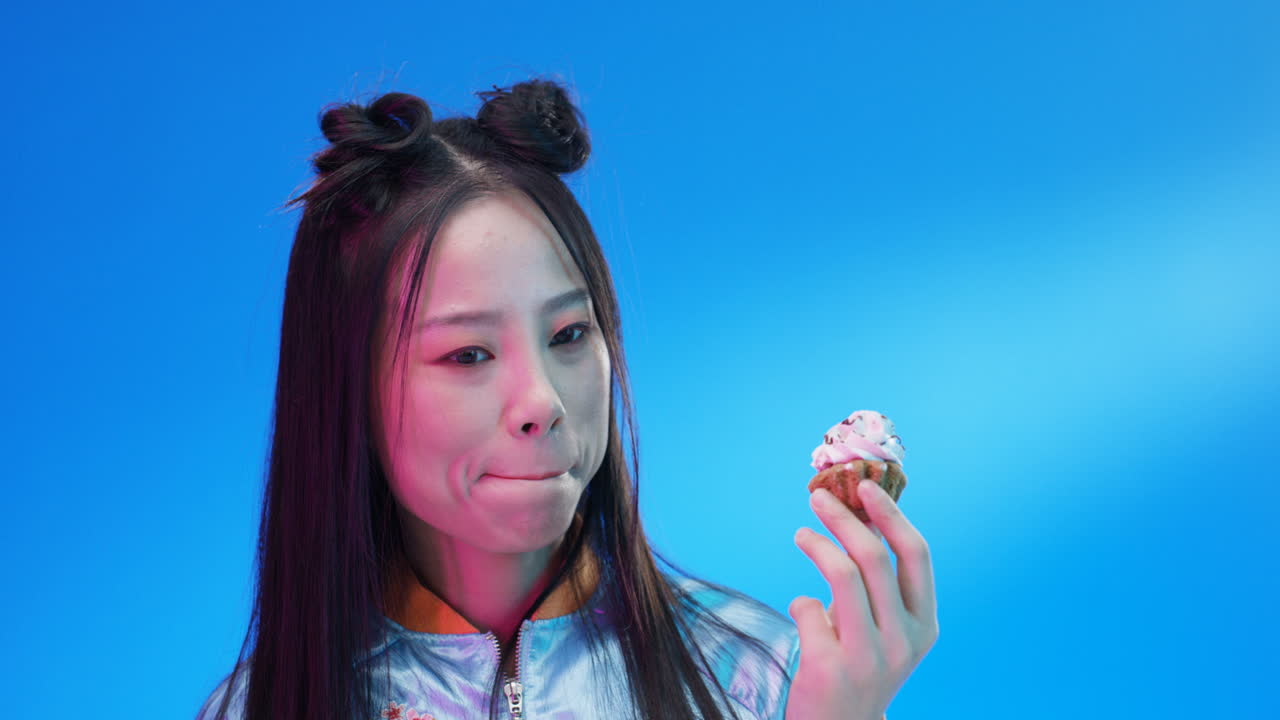 primeros pasos de una niña rubia a los brazos de su madre, quien termina abrazándola