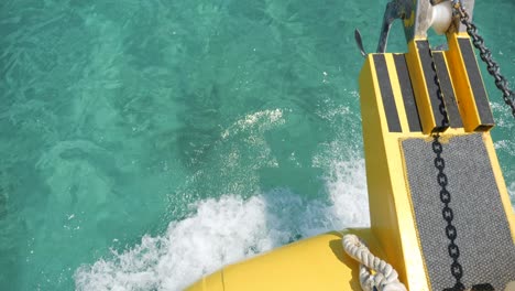 vista desde la parte delantera de un barco a toda velocidad a través de hermosas aguas mediterráneas