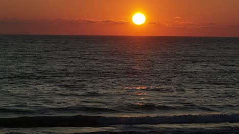 Hermosa-Puesta-De-Sol-En-La-Playa-Con-El-Sol-Poniéndose