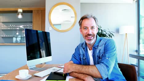 retrato de un diseñador gráfico sentado en un escritorio