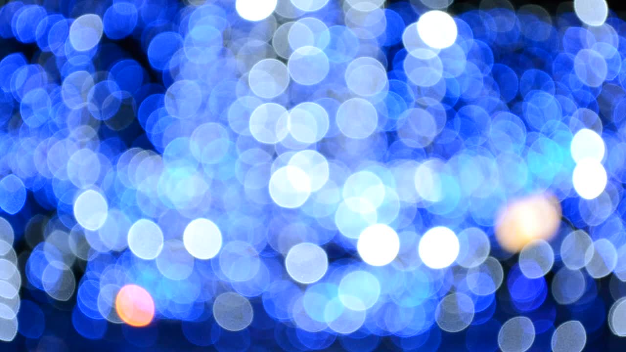 Untaian Natal di air mancur. Buram.