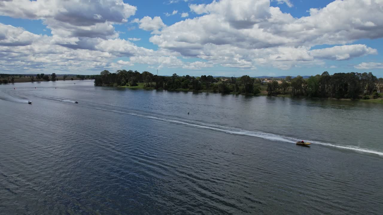lanchas rápidas en el río clarence durante una competencia de carreras en grafton, nsw, australia