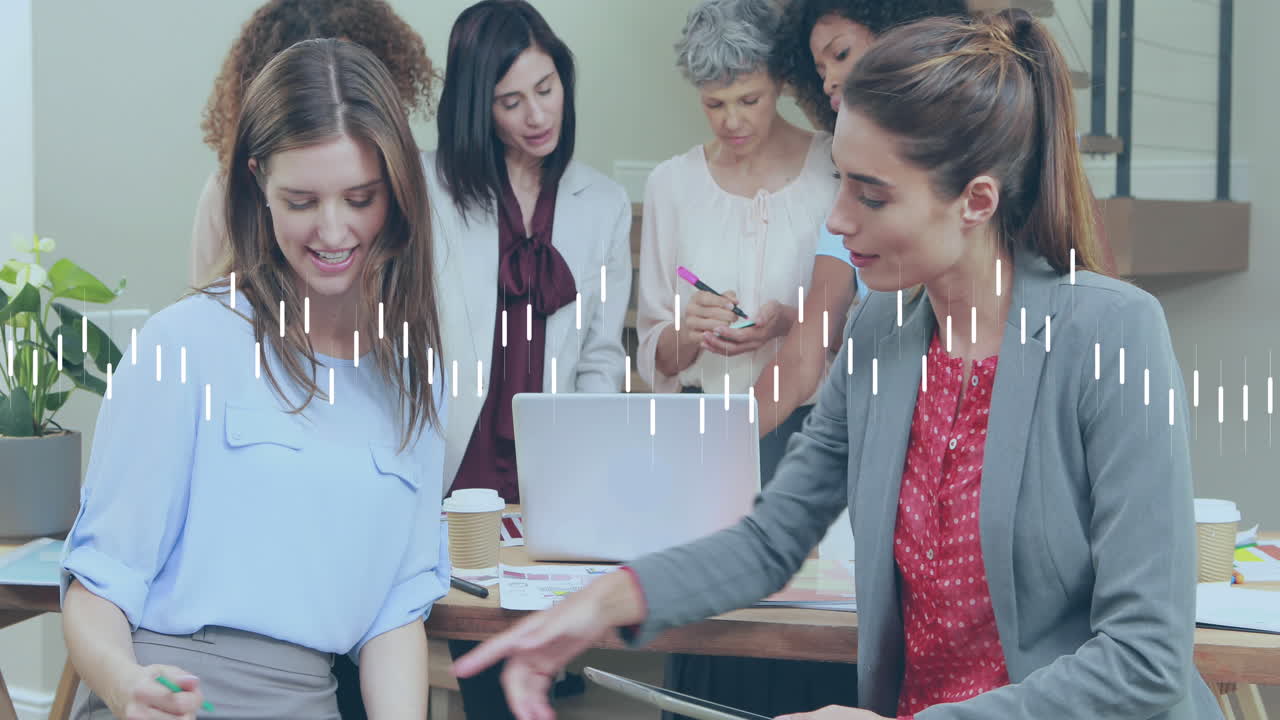 animación del procesamiento de datos financieros sobre diversas personas de negocios