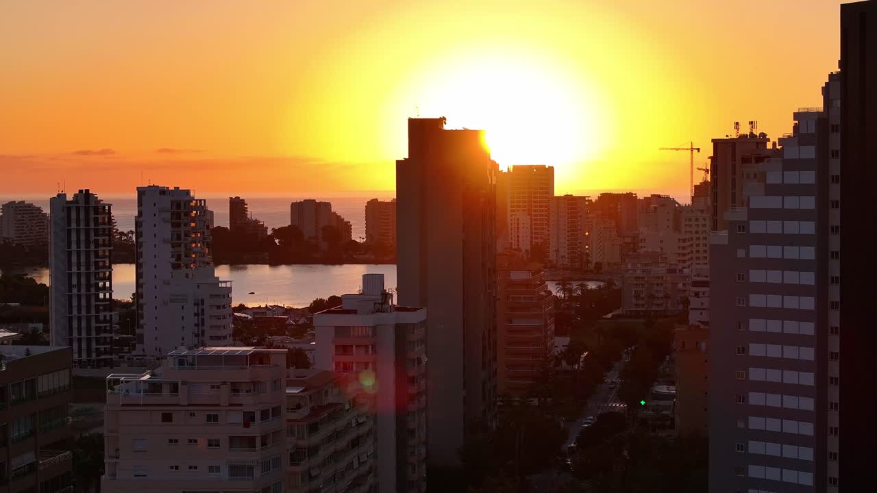 Vista Aérea da Cidade de Calpe em Espanha, Paisagem Urbana e Horizonte ao Pôr do Sol com o Hotel Estimar e Edifícios