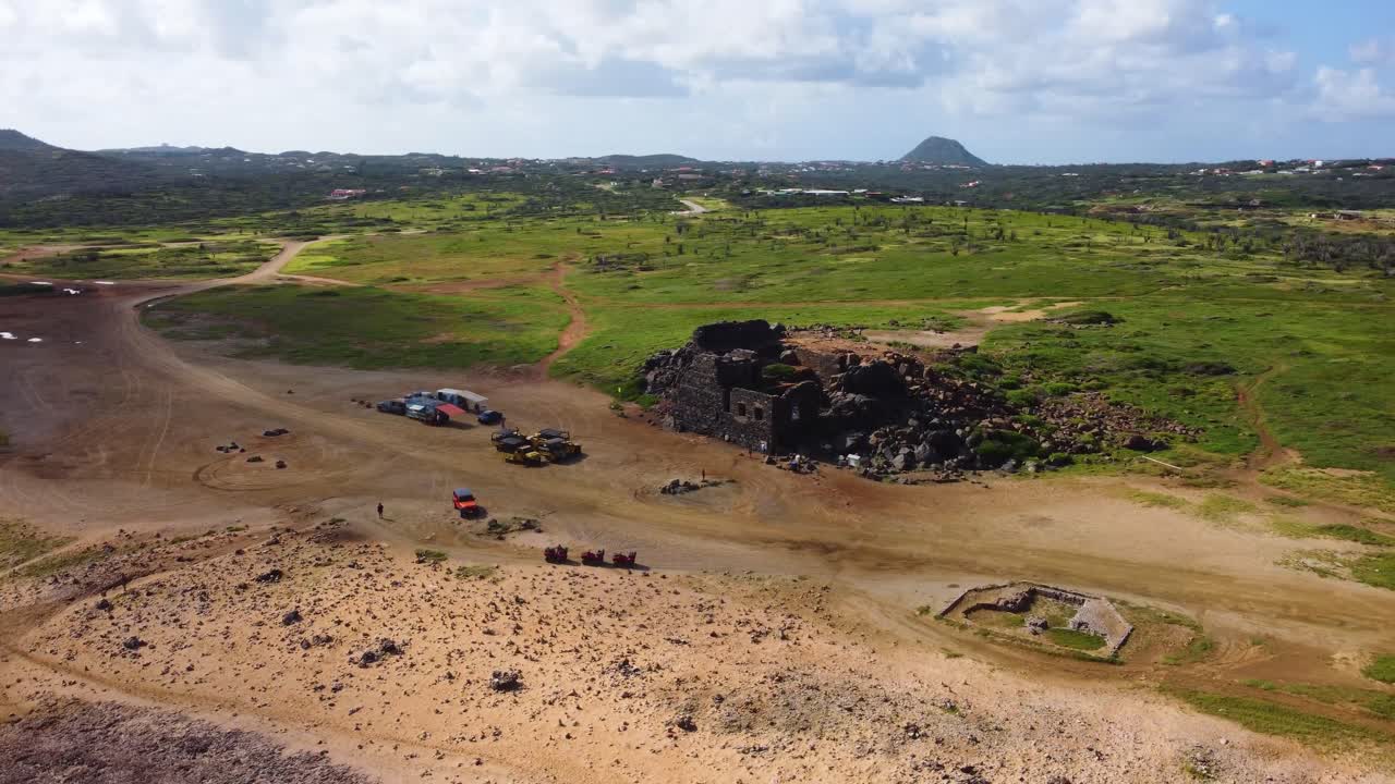 아루바의 부시리바나 폐허 위를 날다