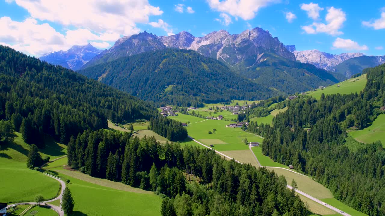 Vista panoramica dello splendido paesaggio nelle Alpi.