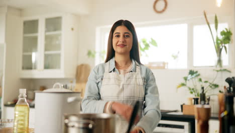 mujer feliz en la cocina