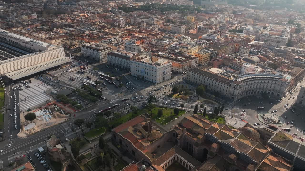 Piazza della Repubblica. Riprese aeree cinematografiche con drone, paesaggio urbano di Roma, Italia, con architettura storica e traffico urbano durante l'ora d'oro
