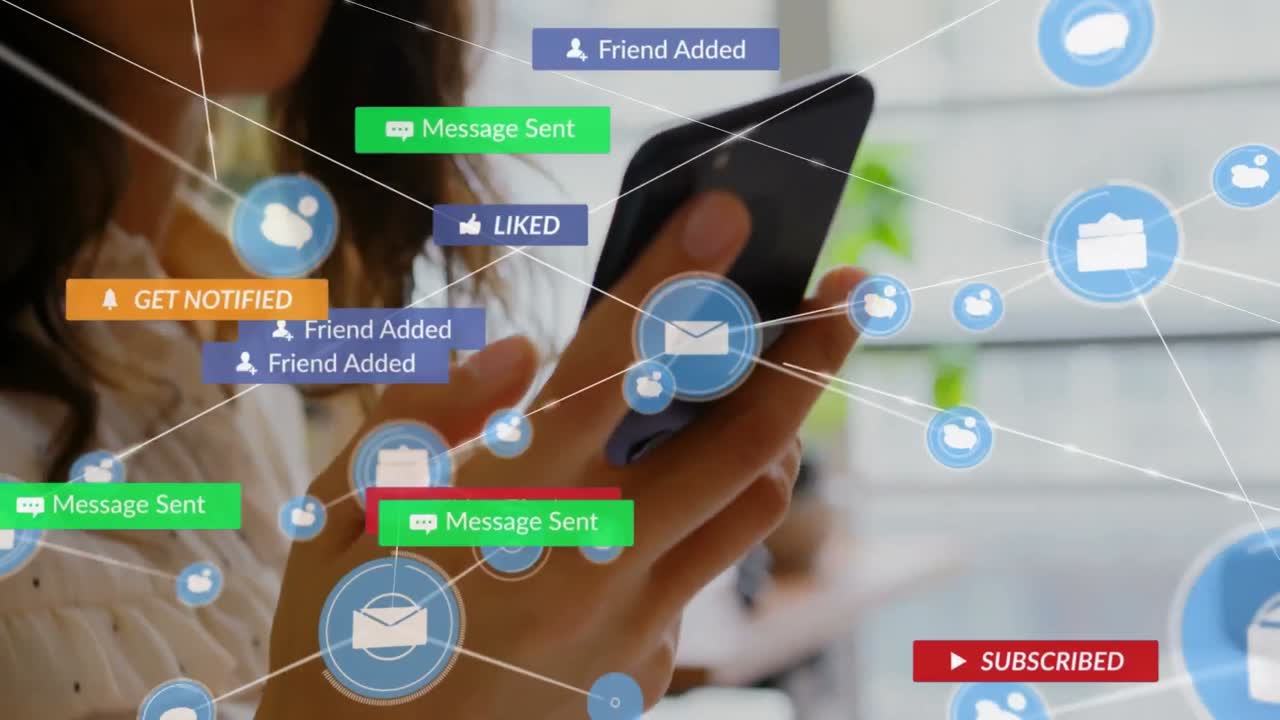 animación de una red de conexiones con iconos de los medios sobre mujeres biraciales que usan teléfonos inteligentes