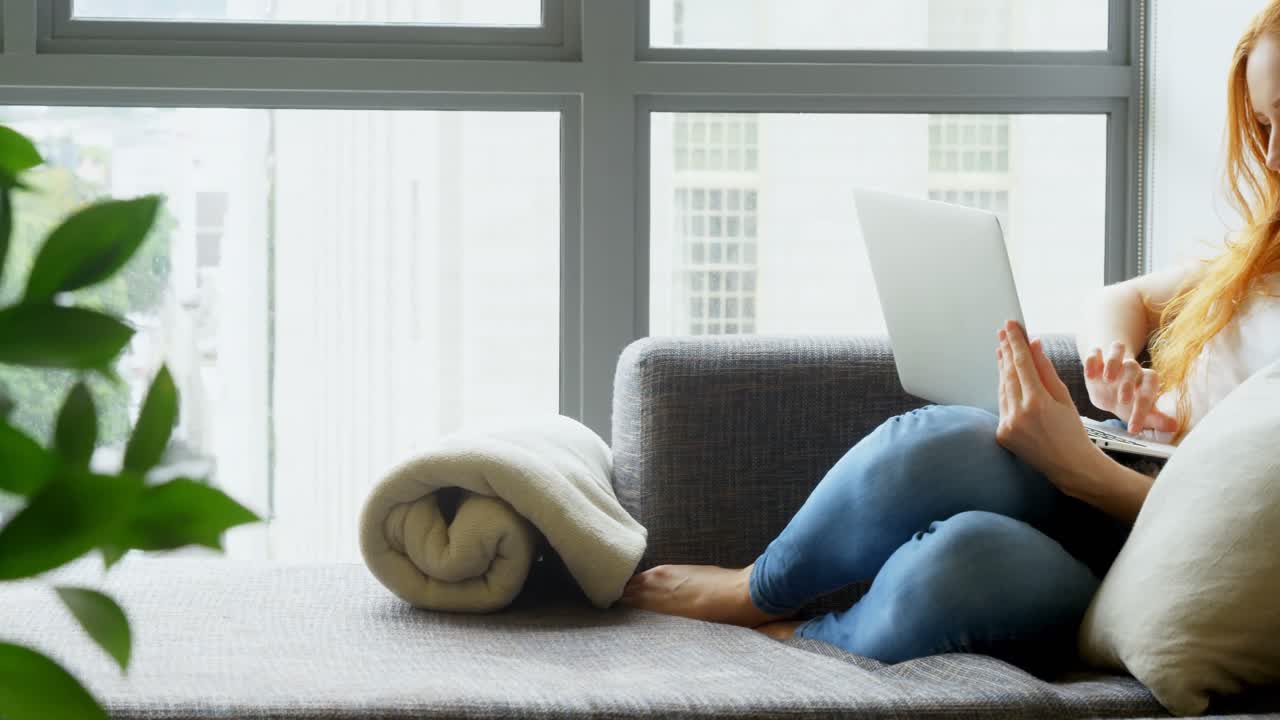 거실 4k에서 노트북을 사용하는 여성