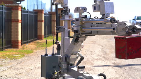 robot de la policía listo para manejar algunos explosivos