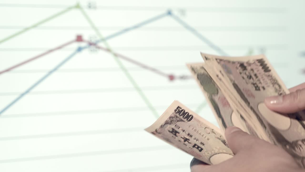 4k 손으로 일본 화폐, 데이터, 색 배경, 복사 공간, 돈을 계산합니다.