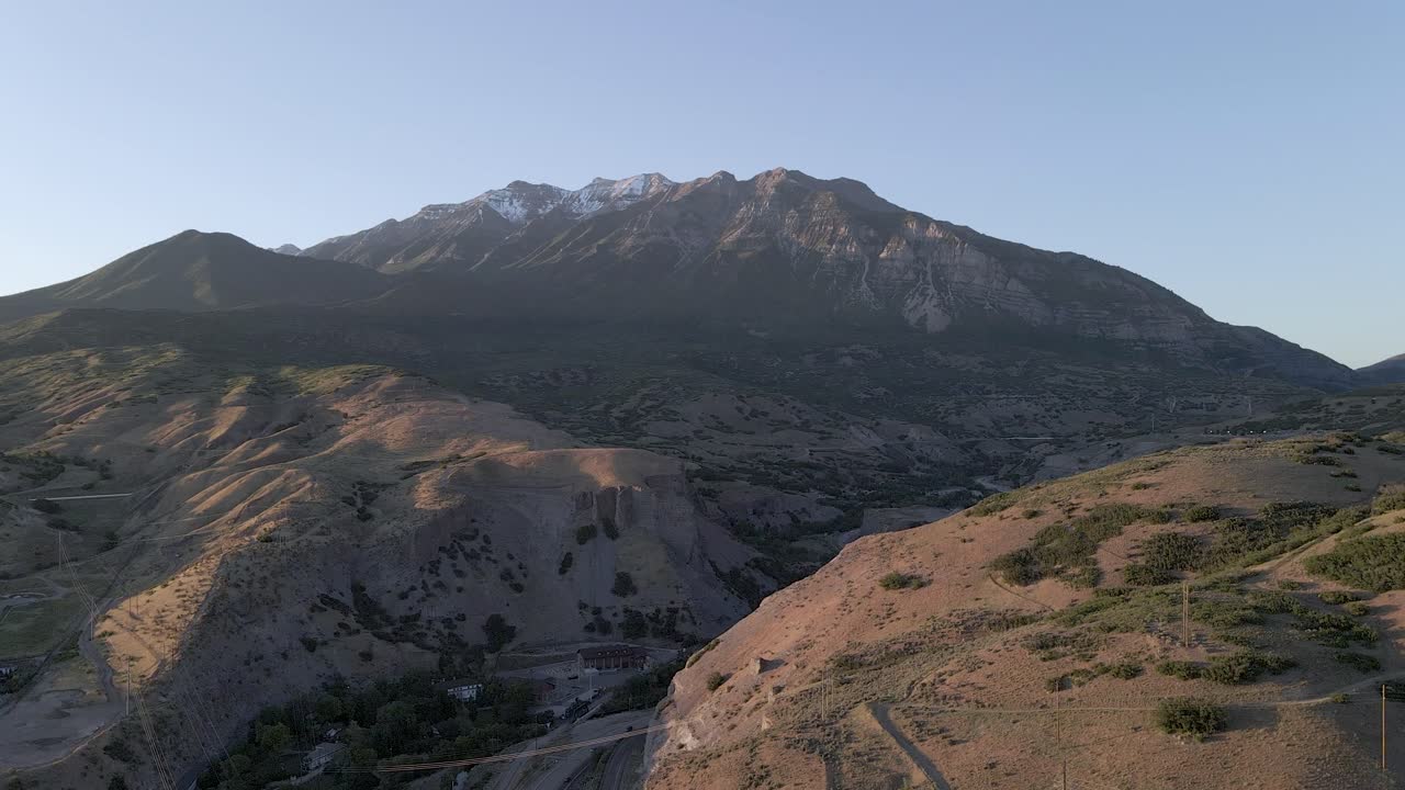 눈 덮인 들쭉날쭉한 산 와사치 능선, 유타, 공중