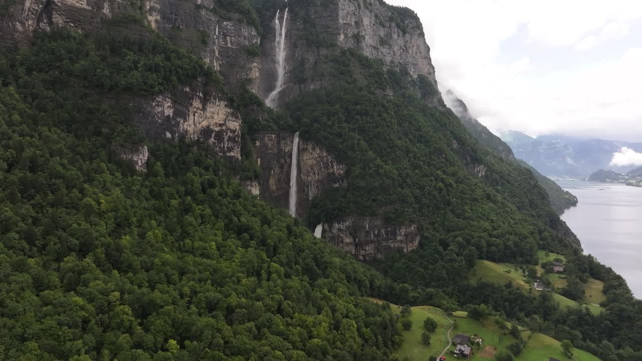Approccio aereo che rivela le maestose cascate di Seerenbach vicino al Walensee, Svizzera
