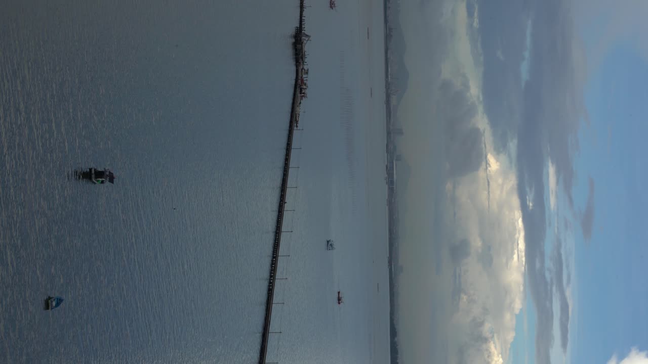 수직 비디오 - na kluea 낚시 보트 부두, 파타야, 태국 근처에 계류중인 낚시 보트의 상위 뷰