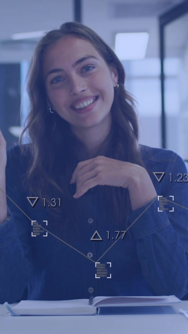 Animazione di elaborazione dati su donna caucasica che saluta e sorride guardando la telecamera in ufficio