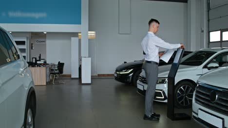 vendedor de un concesionario de automóviles