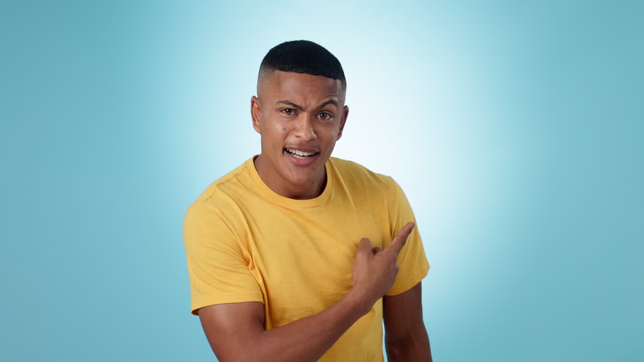 señalando, shock y wow con la cara del hombre en el estudio