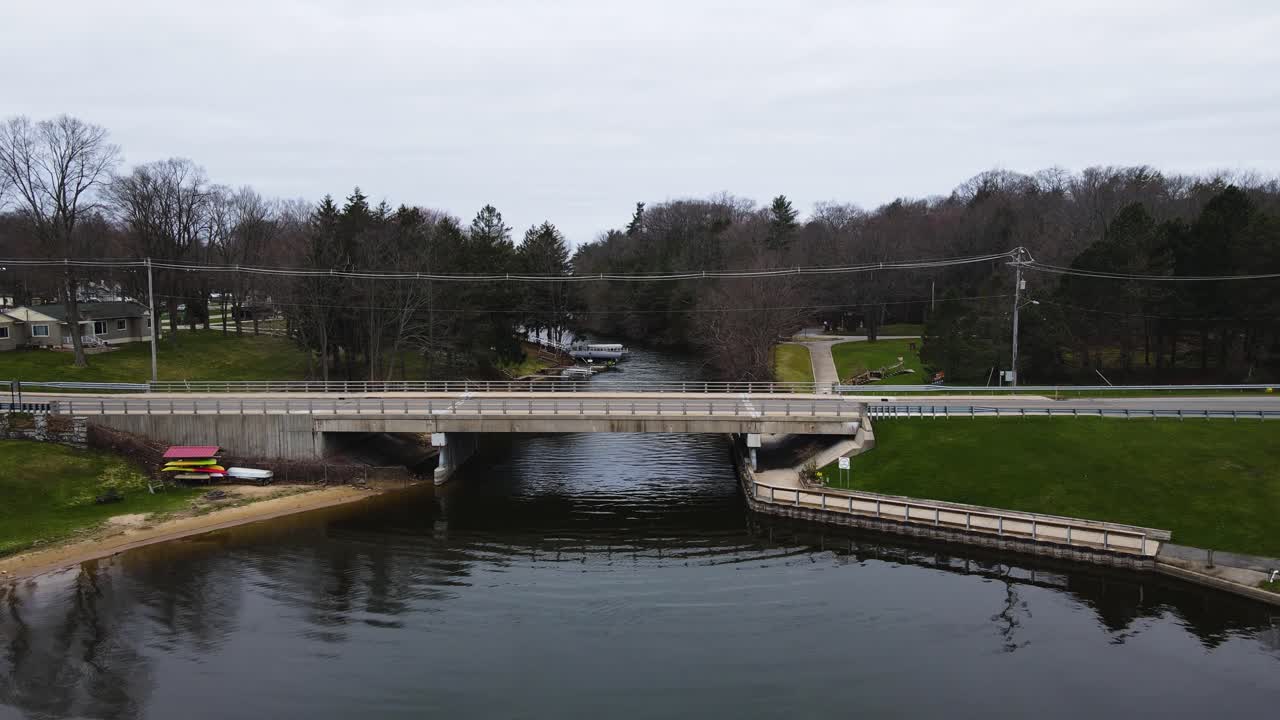 movimiento descendente del cardán sobre el puerto del lago