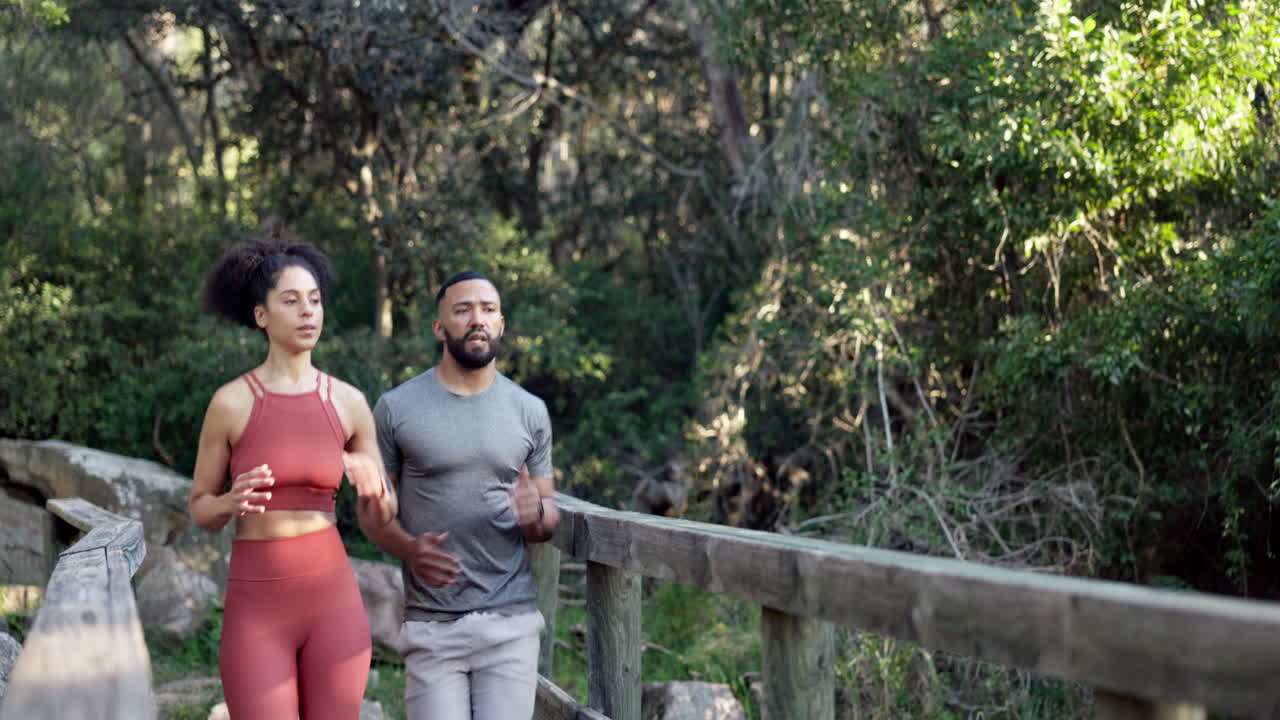 correr, hacer ejercicio y un par de amigos en el bosque