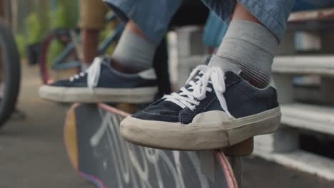 close-up vista de sapatos de skate de um jovem