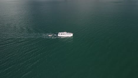Pequeño-Bote-Navegando-En-La-Playa-De-Langs,-Nueva-Zelanda