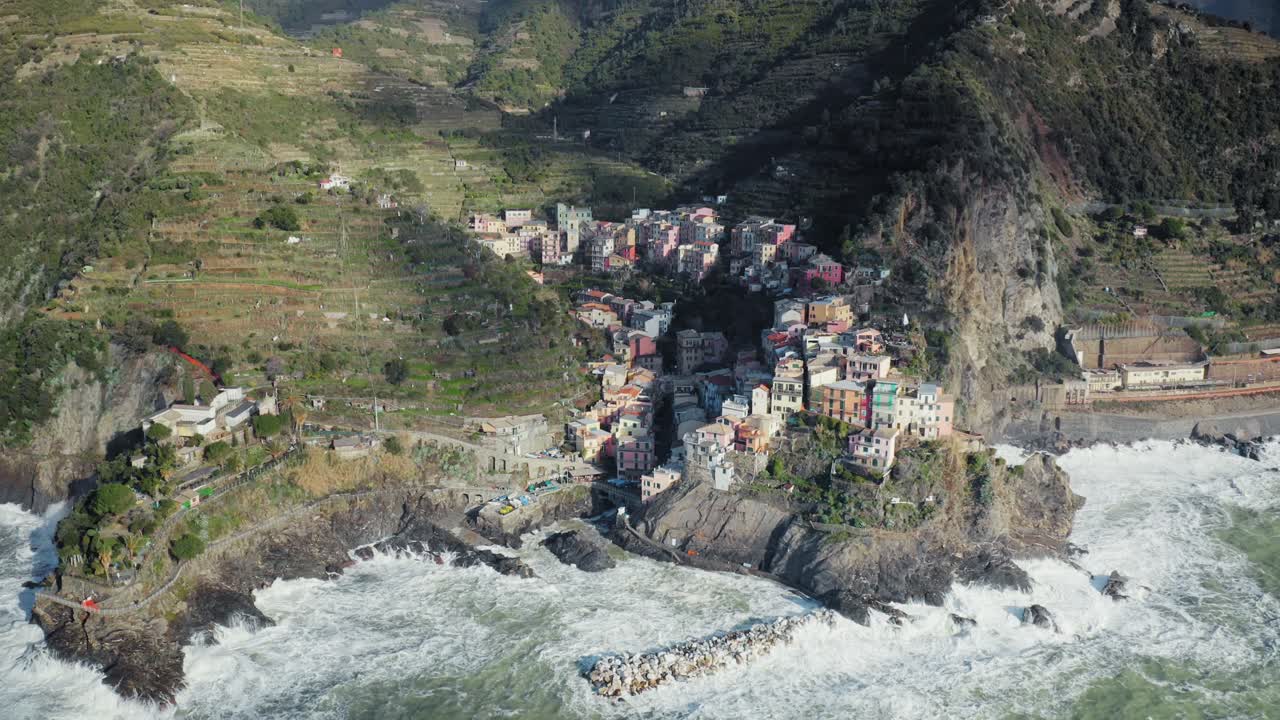Vista aerea di Manarola, Cinque Terre, durante una tempesta di mare.