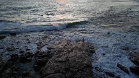 Kreisförmige-Drohnenaufnahmen-Eines-Felsens-Im-Meer-In-Der-Nähe-Des-Prevelly-Gebiets-An-Der-Australischen-Küste