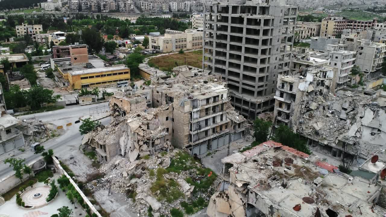 hermoso techo de los edificios de alepo bajo la luz del sol. vista por encima de los edificios en ruinas de la ciudad siria - vista aérea 4k