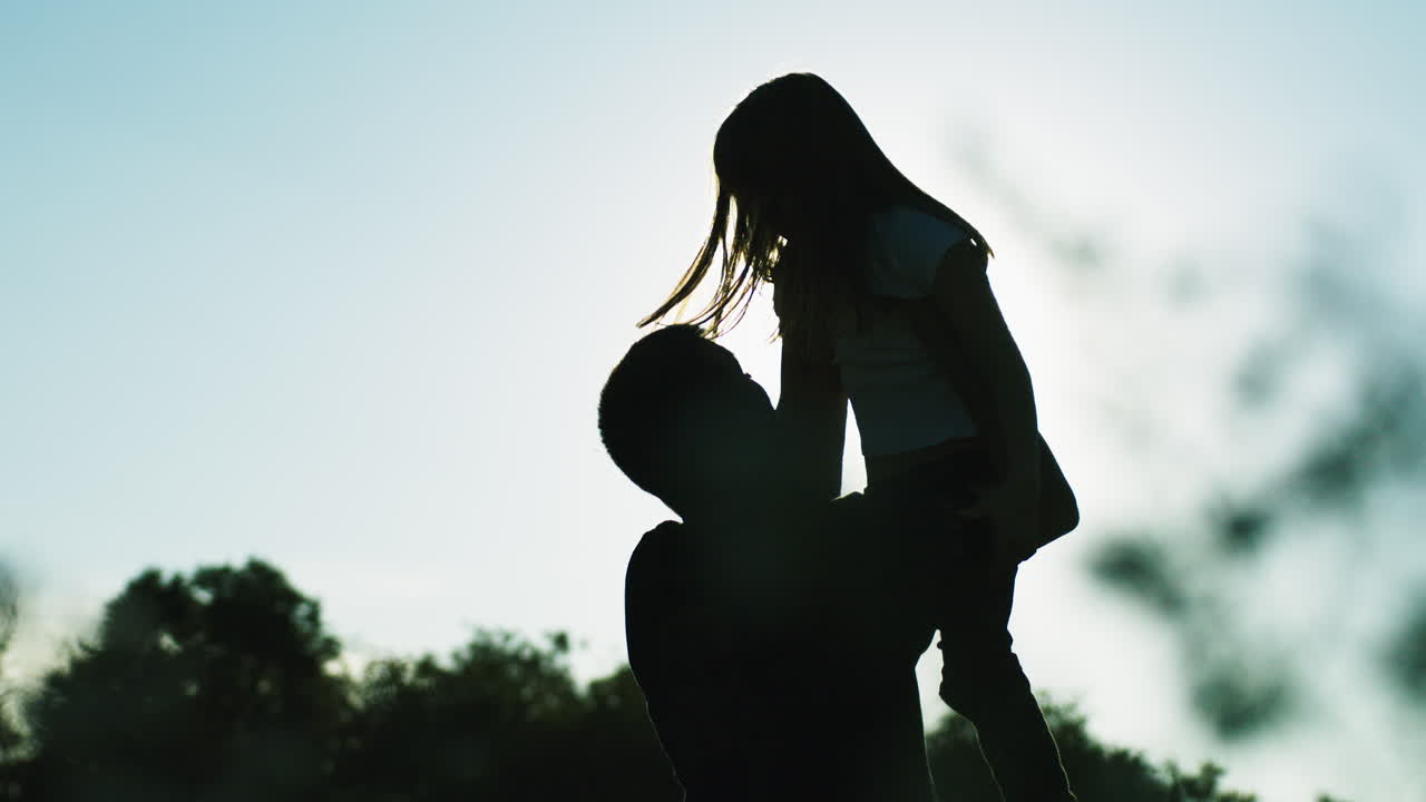 아버지 와 딸 이 일몰 때 야외 에서 놀고 있다