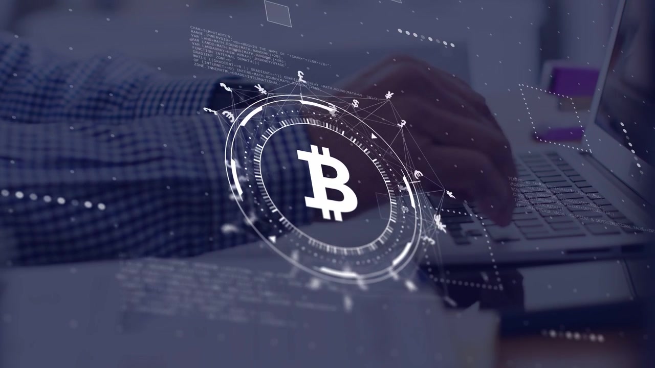 Ældre mand hviler og taster på en bærbar computers taster, danner en holografisk Bitcoin-ring over hænderne, der viser kryptodata.