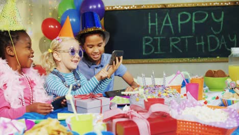 Niños-Mirando-Fotografías-En-Teléfonos-Móviles-Durante-La-Fiesta-De-Cumpleaños-4k