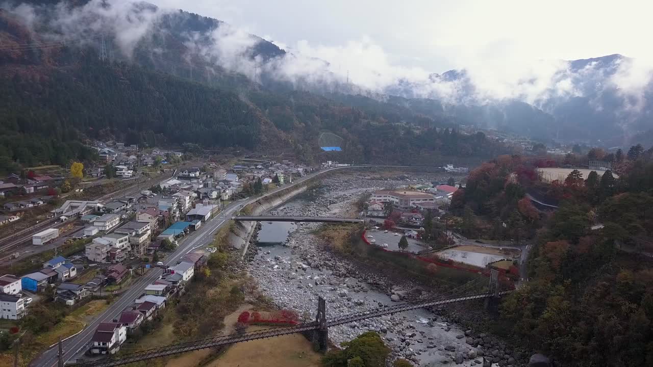 Sorvolo a bassa quota dello storico ponte Momosuke a Nagiso, Kiso, Giappone