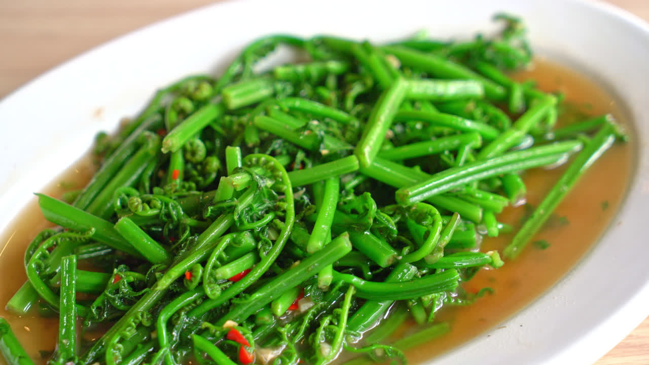 helecho vagable salteado con salsa de ostras - estilo de comida asiática