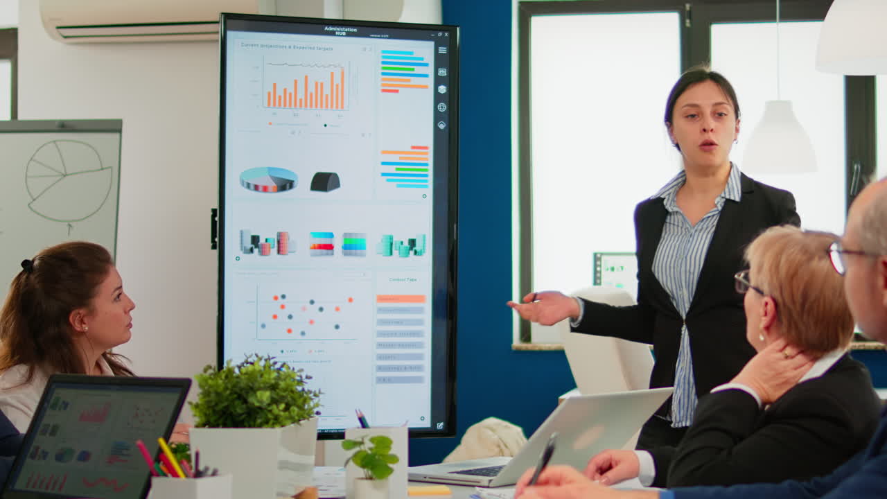 gerente ejecutivo profesional informando a sus colegas, explicando la estrategia de la empresa