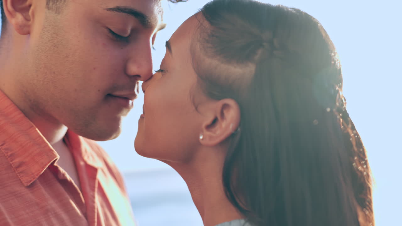 Amore, sorriso e viaggio di coppia in spiaggia