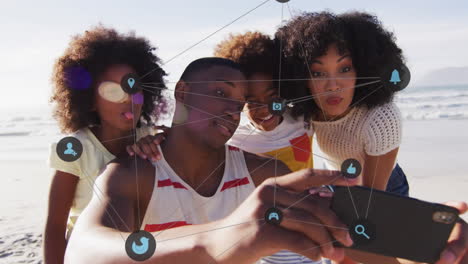 animación de iconos de los medios sobre una feliz familia afroamericana tomando una selfie en la playa