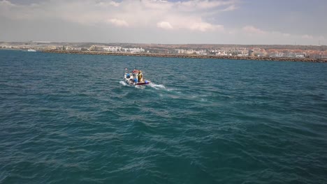 La-Ciudad-De-Almerimar-En-Almería-Durante-Un-Día-Soleado-De-Verano,-Siguiendo-Un-Bboat-De-Pesca