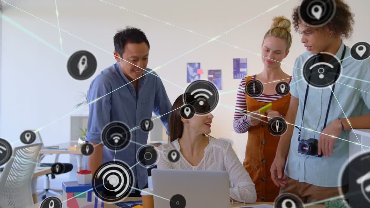 animación de la red de conexiones con iconos sobre diversas personas de negocios en la oficina