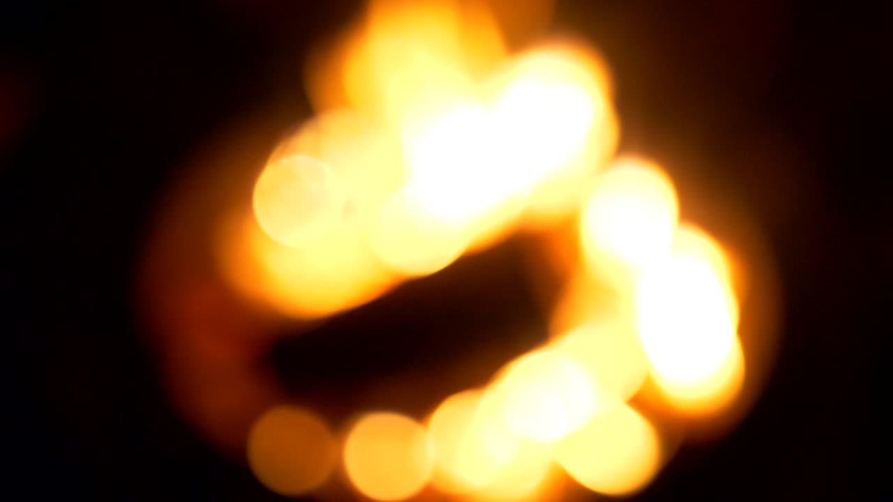 Eldbokeh-bakgrund, slow motion abstrakta ljusformer