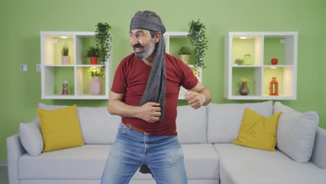 un viejo gracioso haciendo karate.