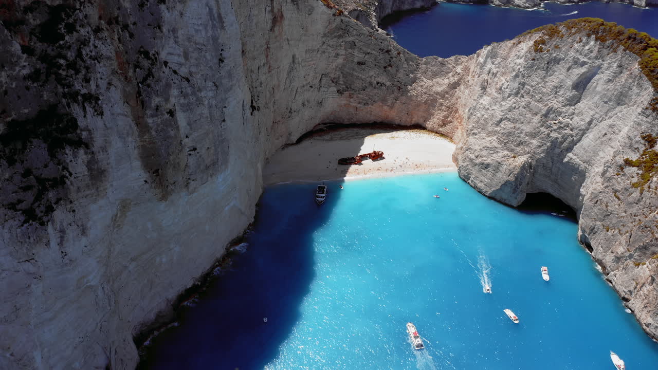 desde el aire: vista del paisaje de la famosa playa de navagio en zakynthos, grecia