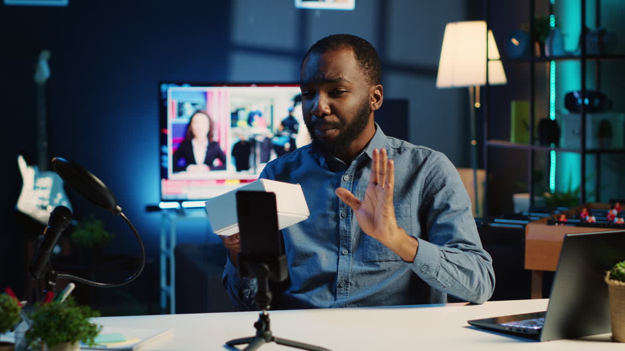Influencer præsenterer sponsoreret produkt