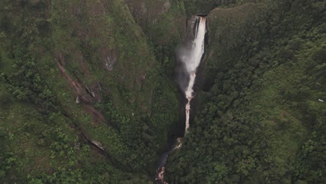 strong single drop waterfall of salto de bordones in isnos, saladoblanco, huila, colombia