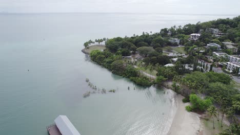 Volando-Sobre-El-Muelle-De-Azúcar-De-Port-Douglas-Cerca-Del-Parque-Rex-Smeal-En-Port-Douglas,-Queensland