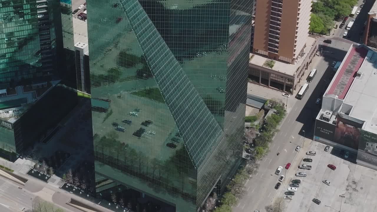 Vista del centro di Dallas dall'alto con edifici e strade moderne
