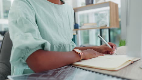 Business-woman-working-with-computer-on-a-schedule