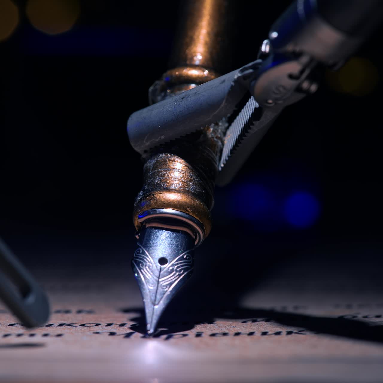 Pinze robotiche che tengono una penna stilografica e la muovono sulla carta. Lavoro preciso di un'attrezzatura futuristica innovativa. Primo piano. Sfondo scuro.