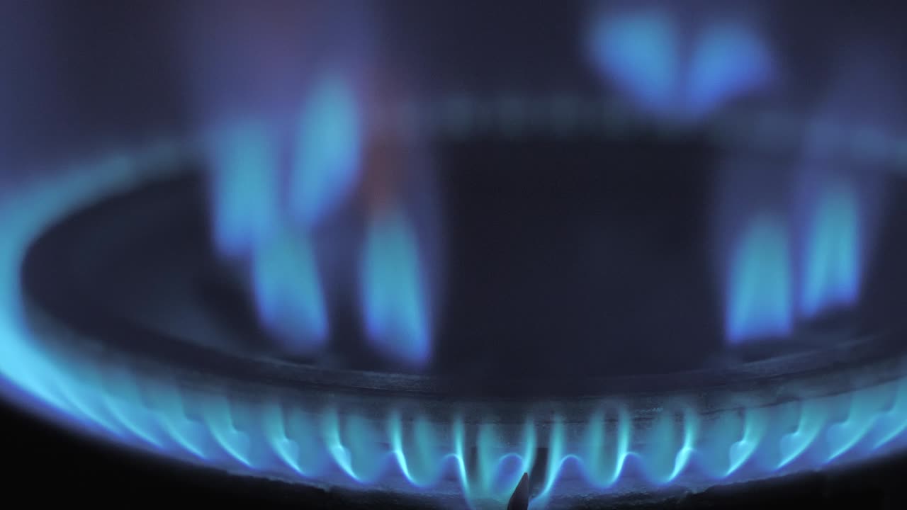 부에 있는 가스 스토브의 파란 불꽃, 에너지 가격 상승.